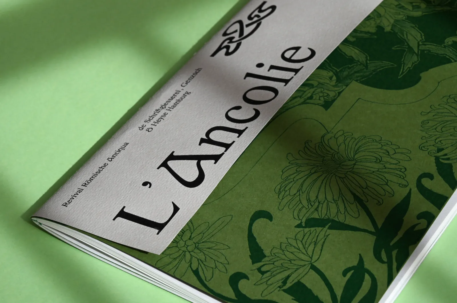 Couverture du spécimen typographique L’Ancolie, ornée de fleurs d’ancolie Art nouveau sur fond vert