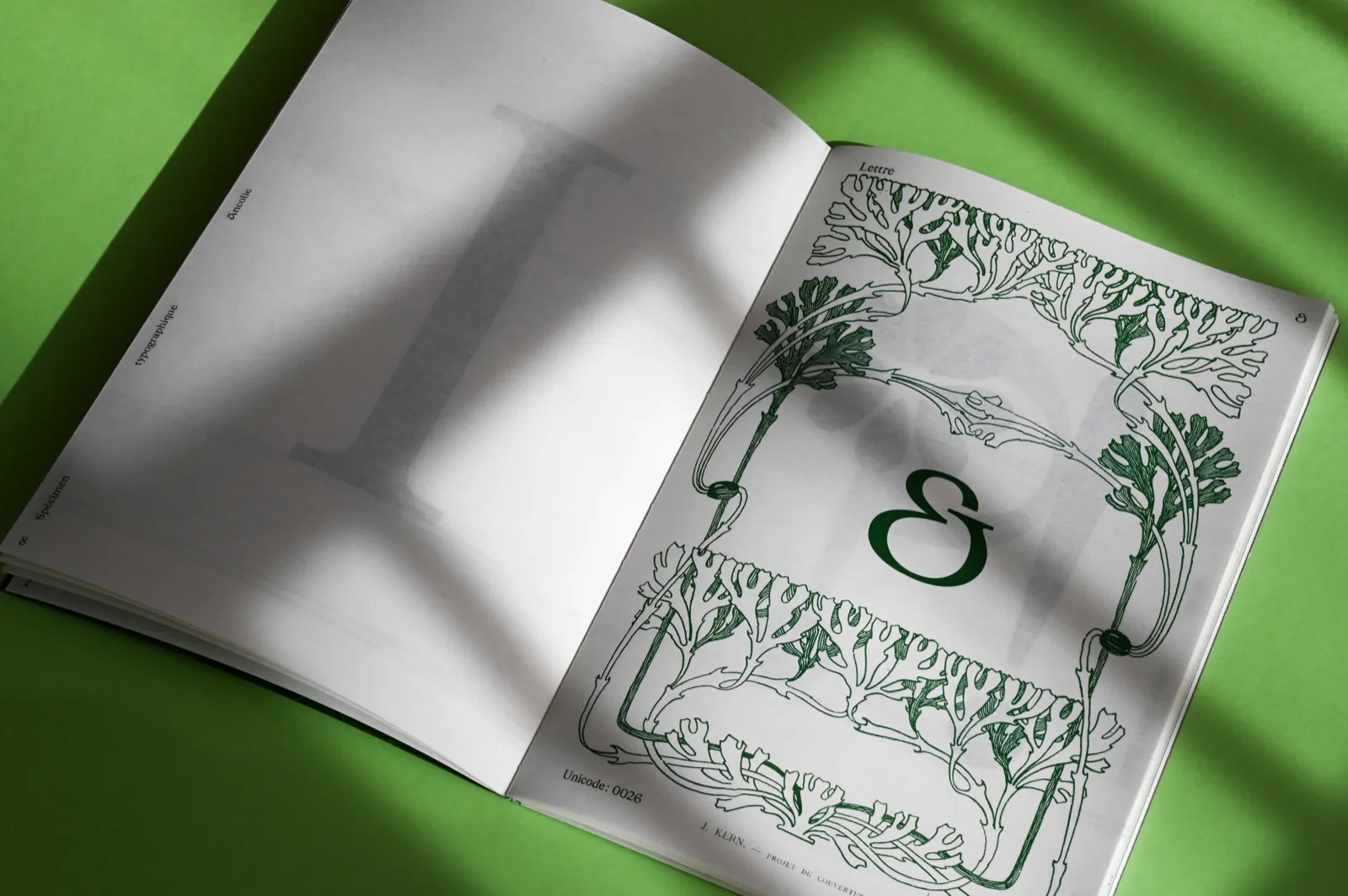 Spécimen L’Ancolie ouvert sur une esperluette dans un cadre floral Art nouveau