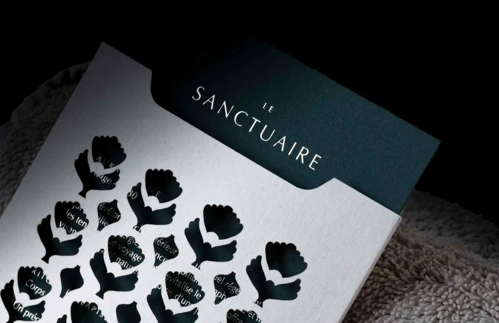 Carte du spa Sanctuaire du yacht Firefly, découpe à motifs floraux