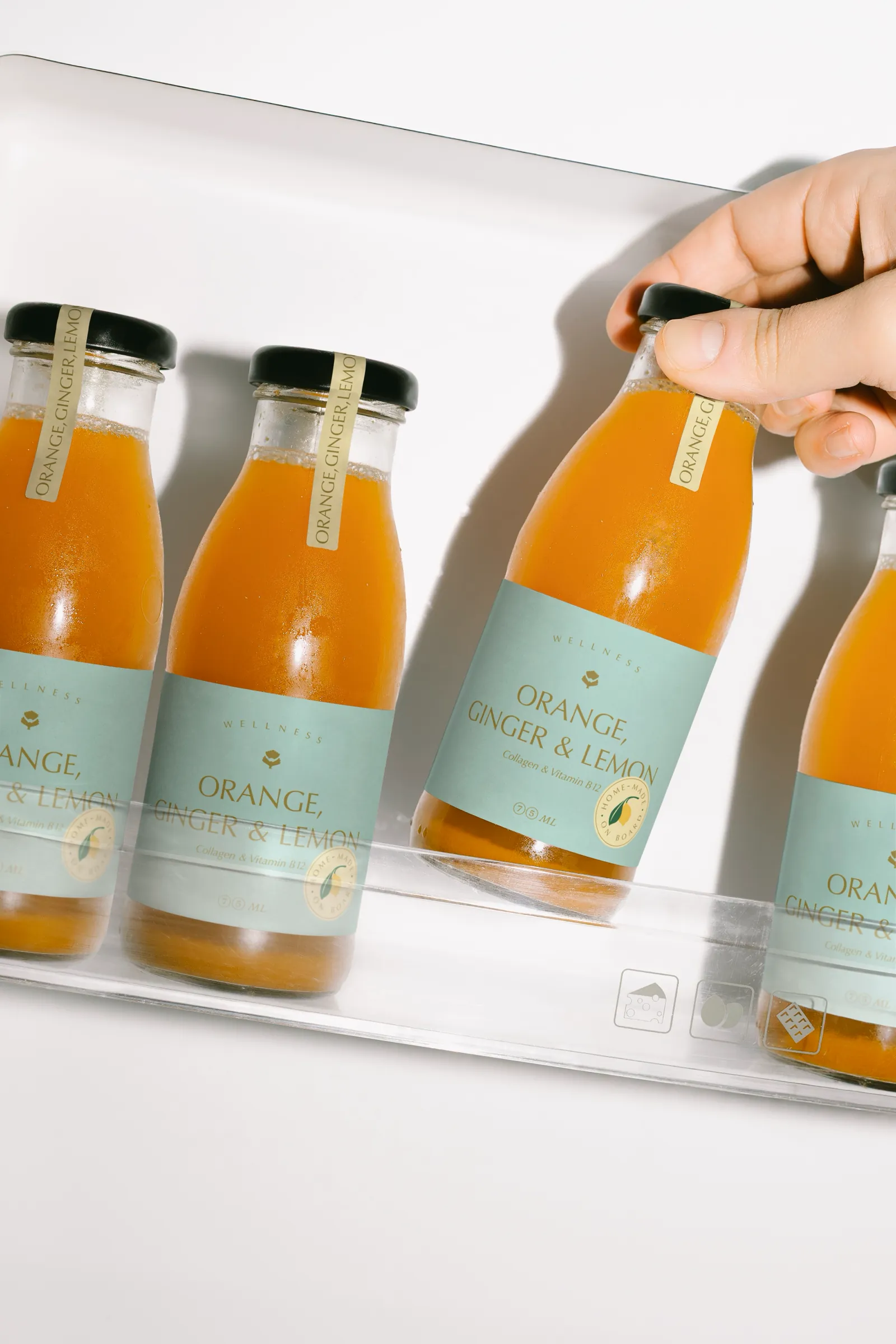Bouteilles de jus aux étiquettes Firefly dans un réfrigérateur