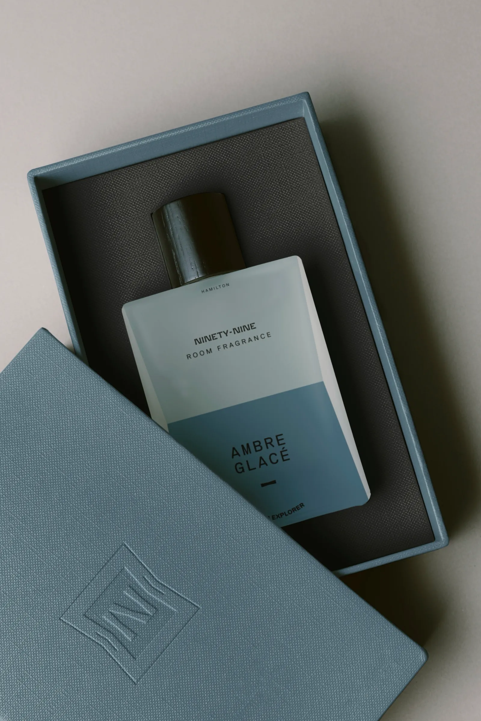 Flacon de parfum Ninety-Nine dans son coffret bleu