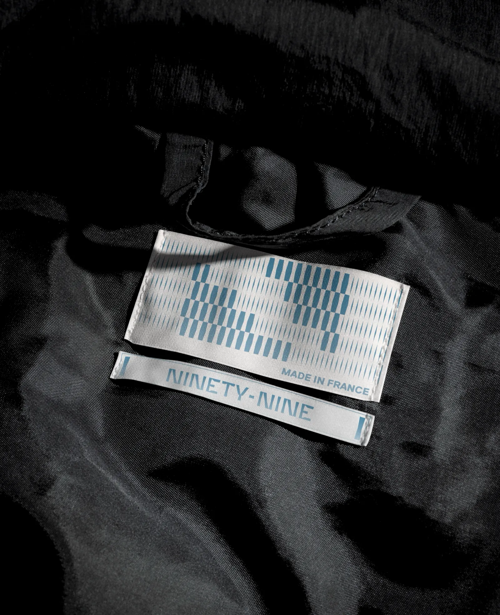 Étiquette Ninety-Nine sur un textile noir
