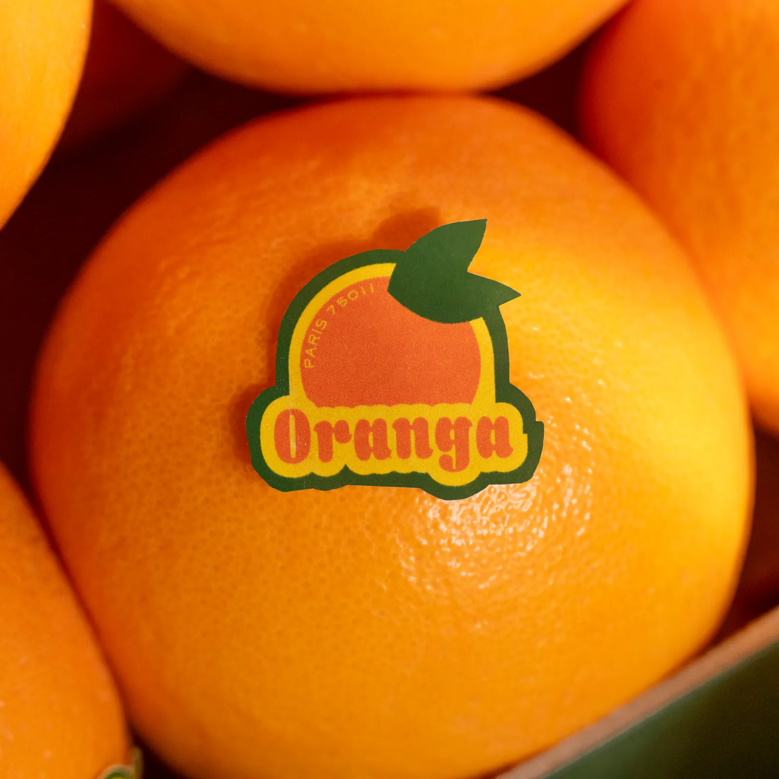 Orange portant une étiquette Oranga