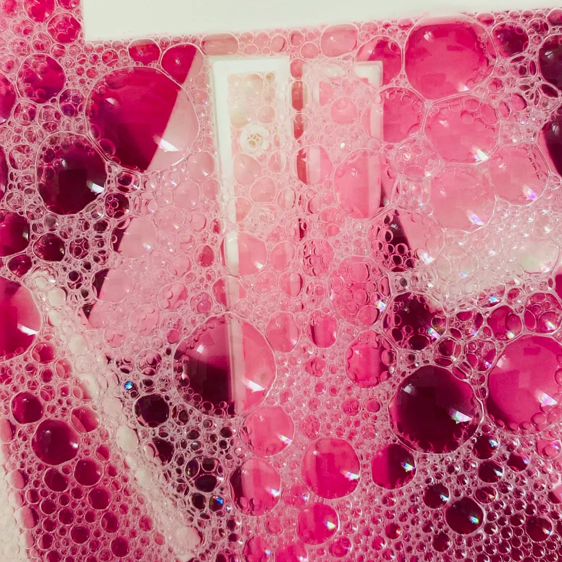 Lego imprégnés d’encre rose utilisés comme modules d’impression