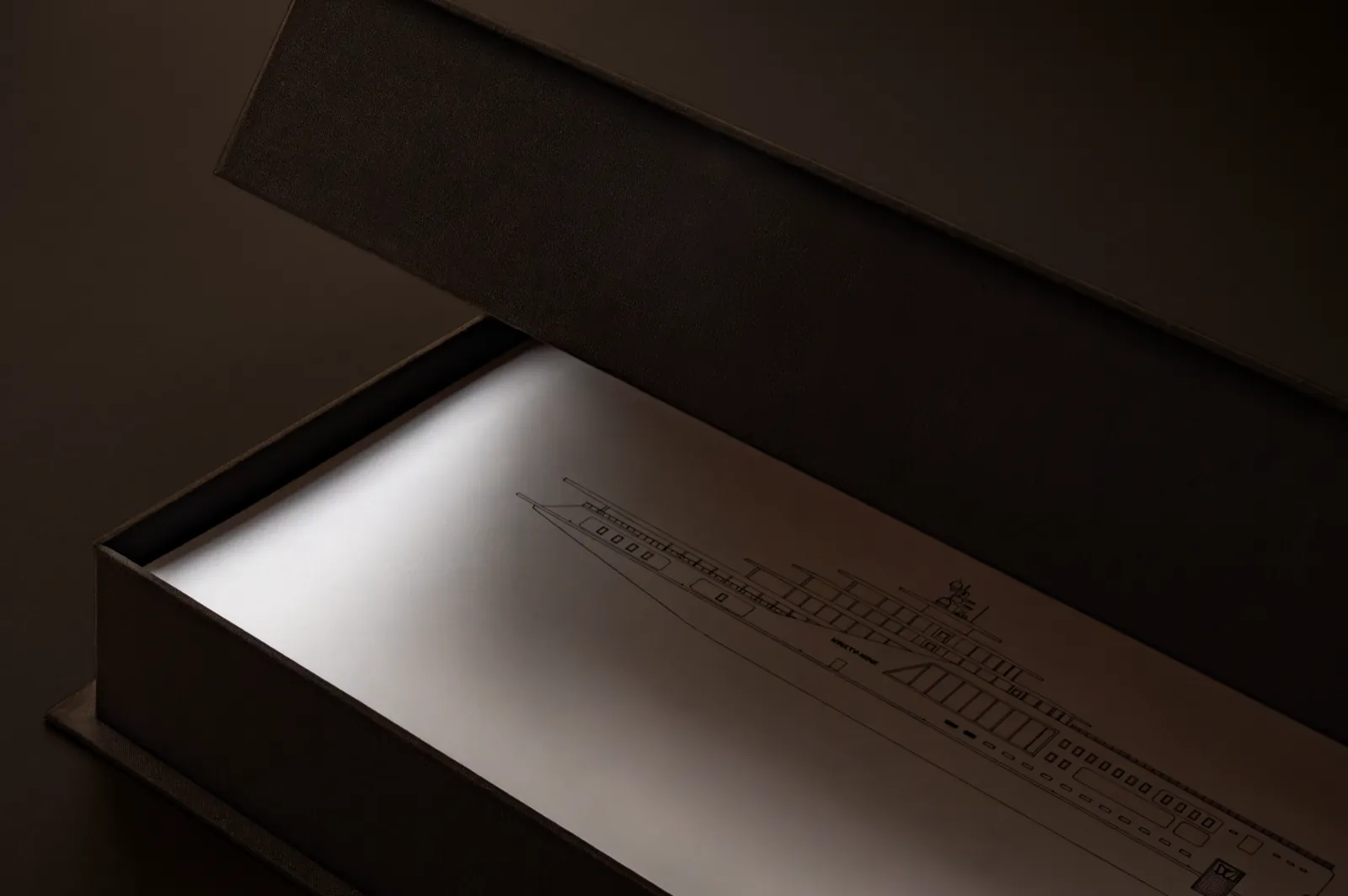 Coffret de présentation marron ouvert, réalisé pour le Cannes Yachting Festival