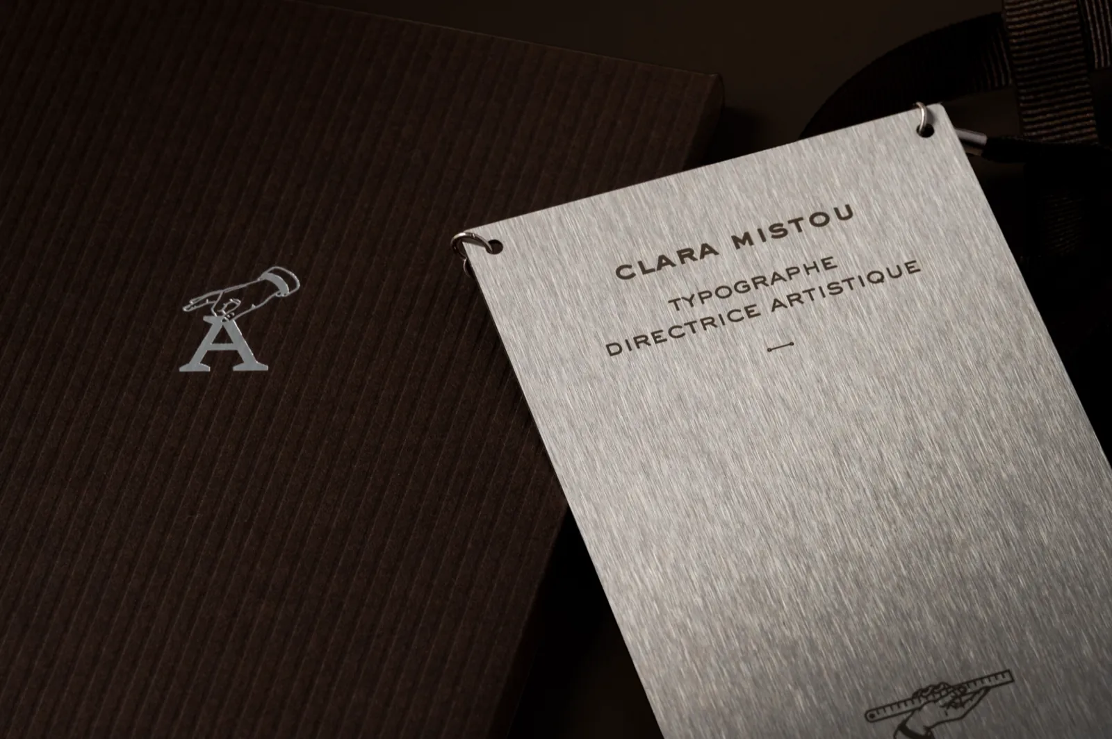 Carte de visite argentée Clara Mistou, typographe et directrice artistique