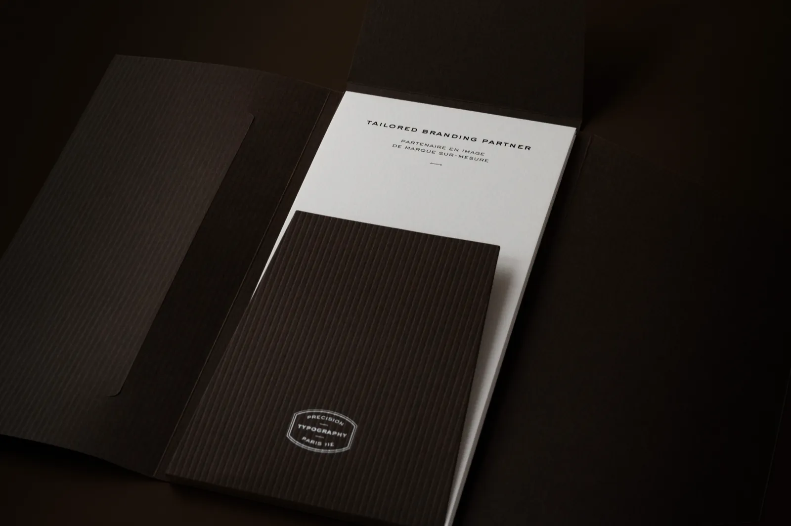 Enveloppe marron ouverte sur un échantillon imprimé
