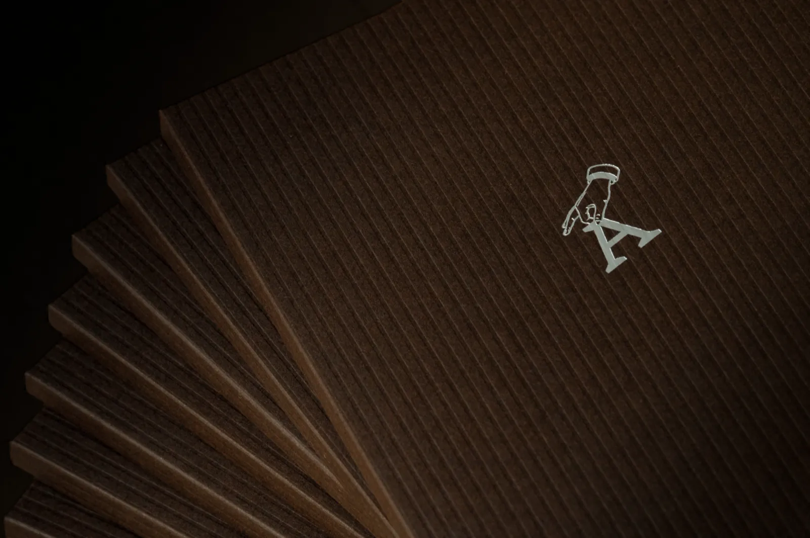 Enveloppes marron en éventail, symbole argenté