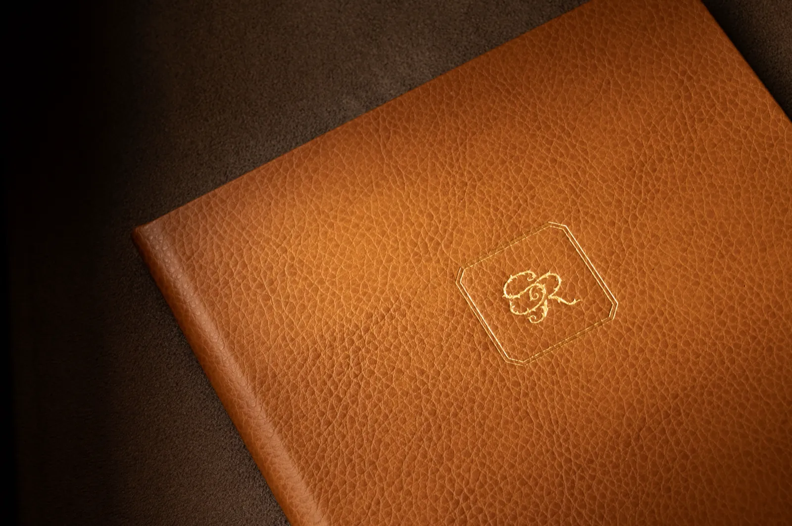 Couverture en cuir orange gaufrée du monogramme Sierra Rosa