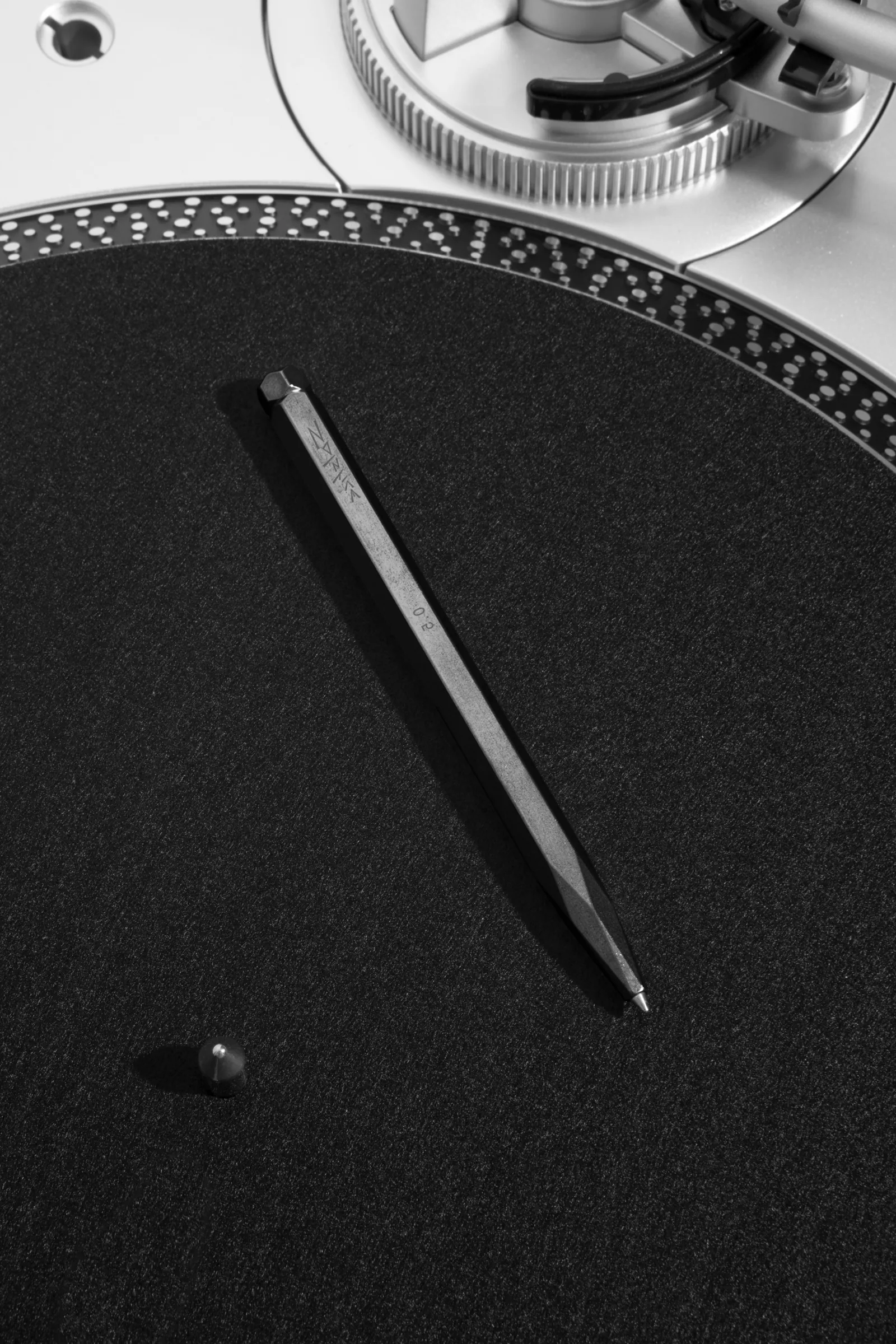Stylo Solstice posé sur la carte des étoiles